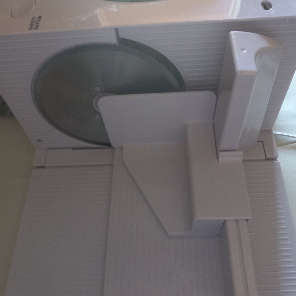 Foldable meat slicer